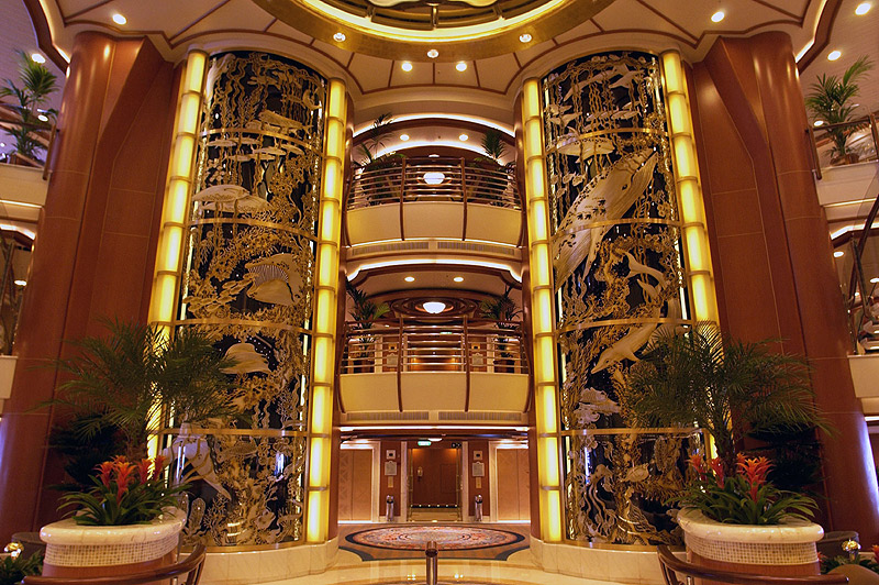 El impactante Atrium del Caribbean Princess CRUCEROS CARIBBEAN PRINCESS EUROPA CARIBE CRUCEROS DE LUJO PRINCESS CRUISES